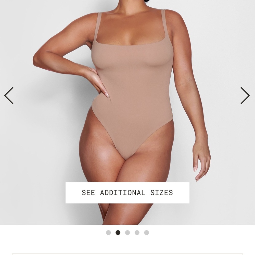 SKIMS NWT FITS EVERYBODY
SQUARE NECK BODYSUIT size small